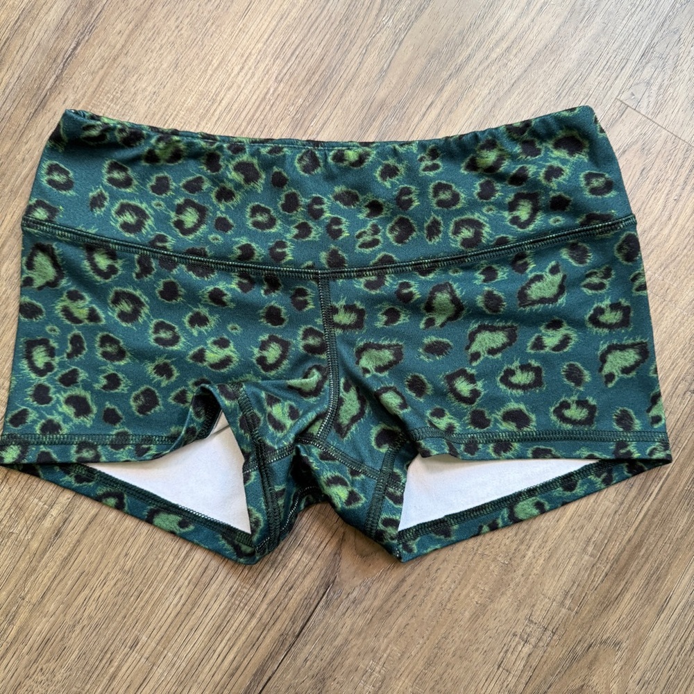 FLEO Green Leopard Print Women’s Active Shorts - Size Small